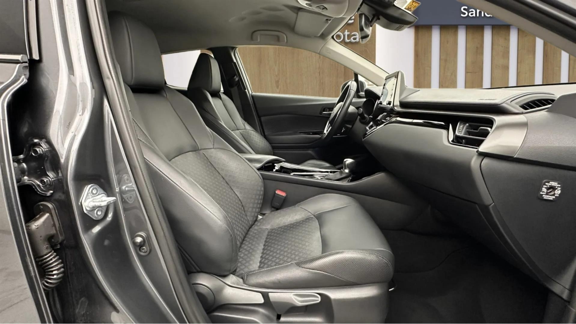 2023 TOYOTA C-HR 1.8 HYBRID 4*2 PASSION X- PACK E-CVT