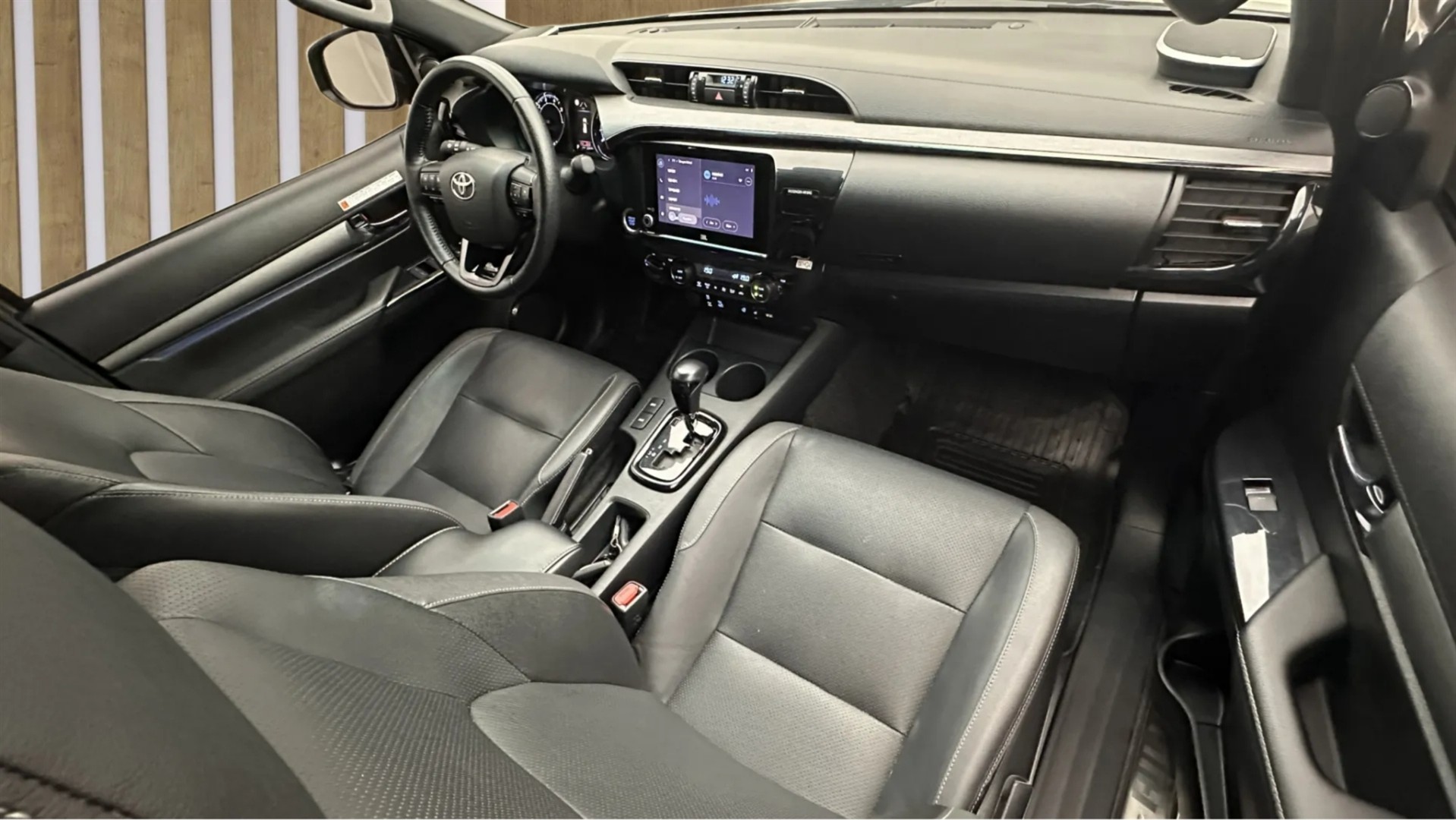 2024 TOYOTA HILUX 2.4 D-4D 4X4 INVINCIBLE A/T