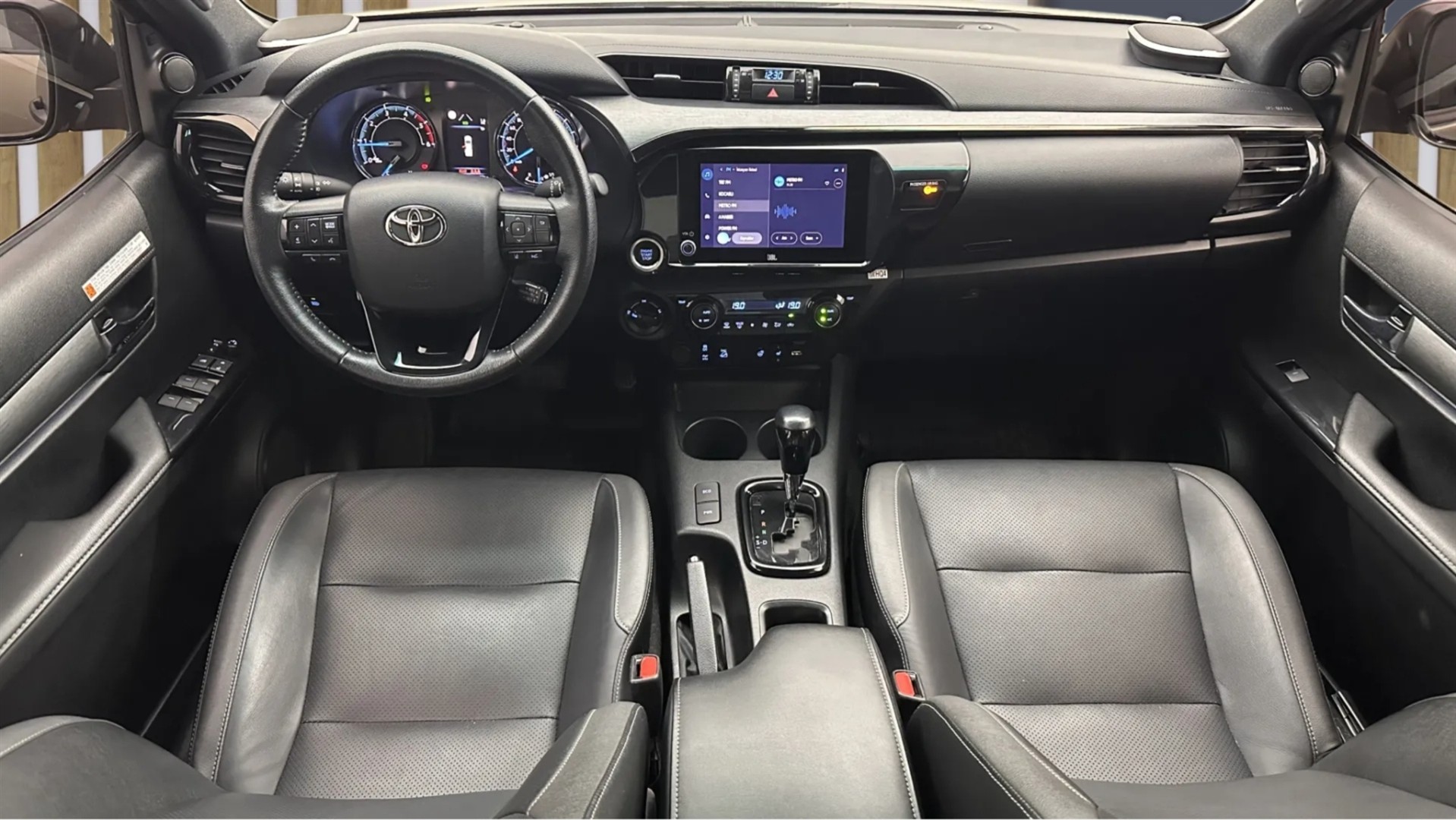 2024 TOYOTA HILUX 2.4 D-4D 4X4 INVINCIBLE A/T