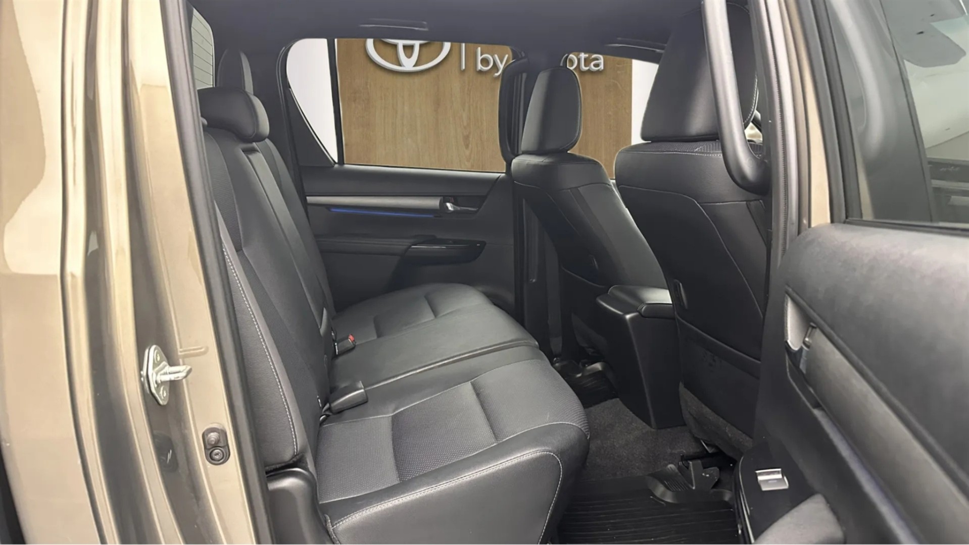 2024 TOYOTA HILUX 2.4 D-4D 4X4 INVINCIBLE A/T