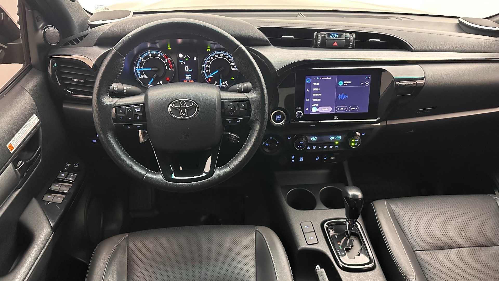 2024 TOYOTA HILUX 2.4 D-4D 4X4 INVINCIBLE A/T