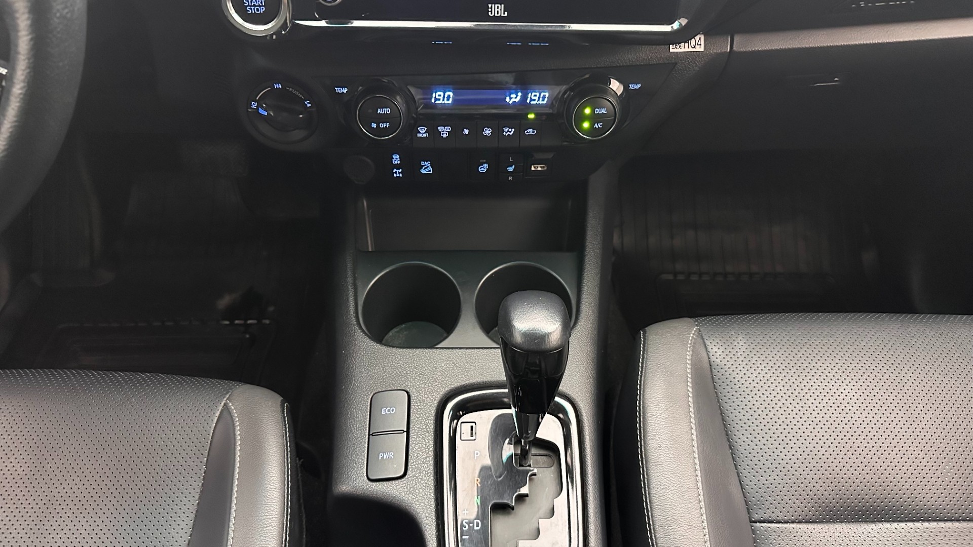 2024 TOYOTA HILUX 2.4 D-4D 4X4 INVINCIBLE A/T