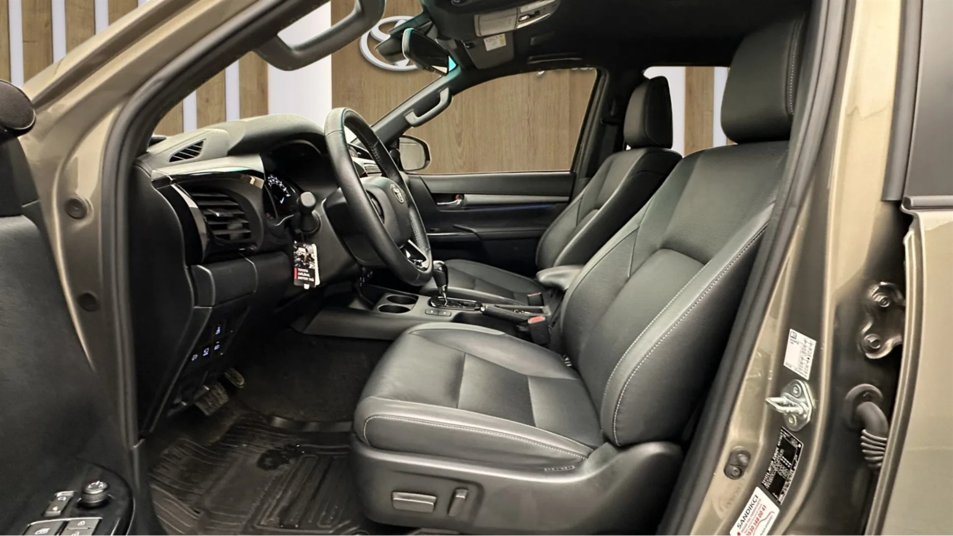 2024 TOYOTA HILUX 2.4 D-4D 4X4 INVINCIBLE A/T