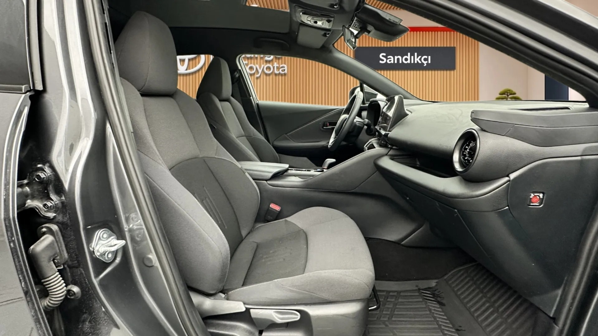 2024 TOYOTA C-HR 1.8 HYBRID 4*2 PASSION E-CVT