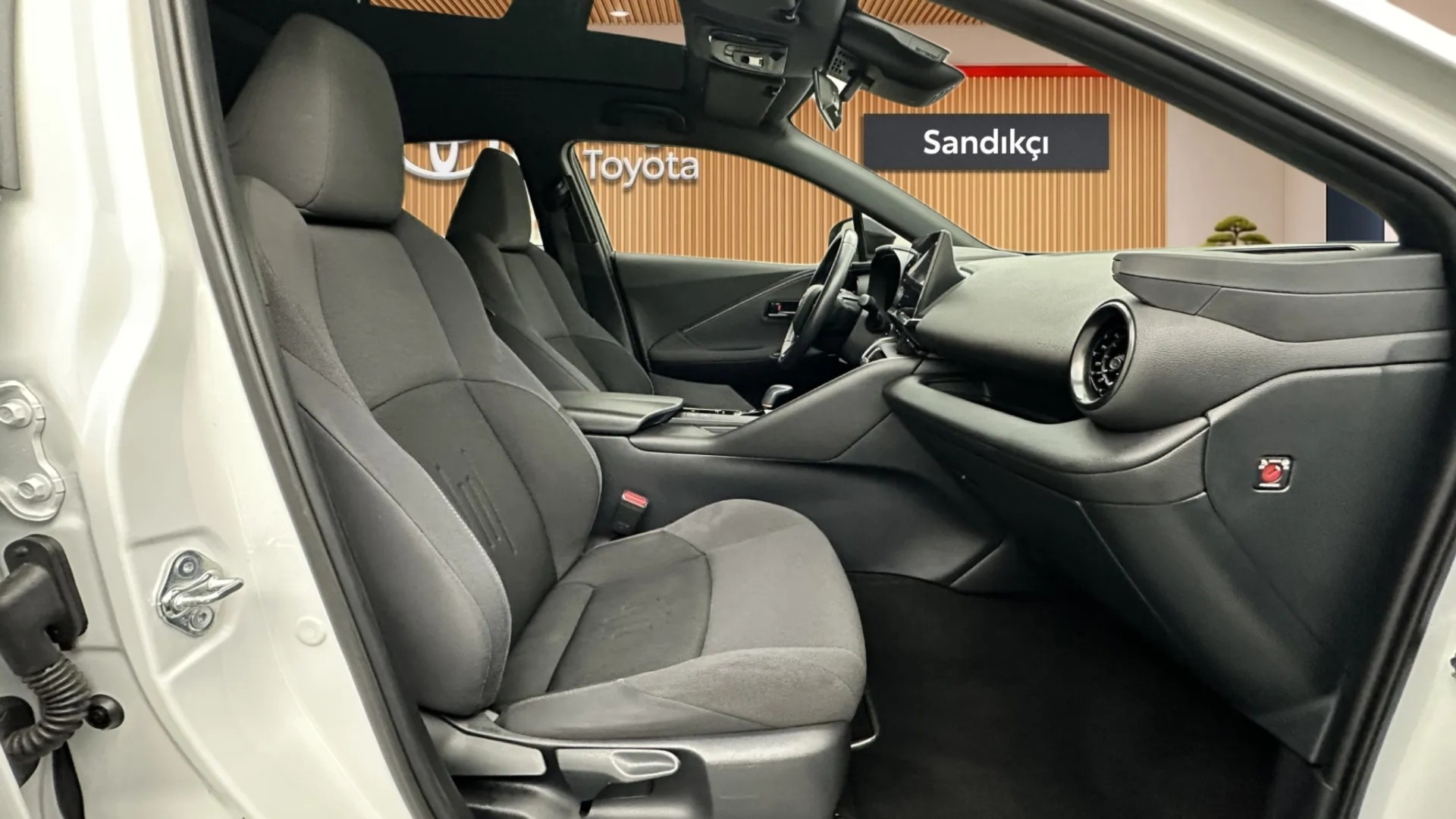 2024 TOYOTA C-HR 1.8 HYBRID 4*2 PASSION E-CVT